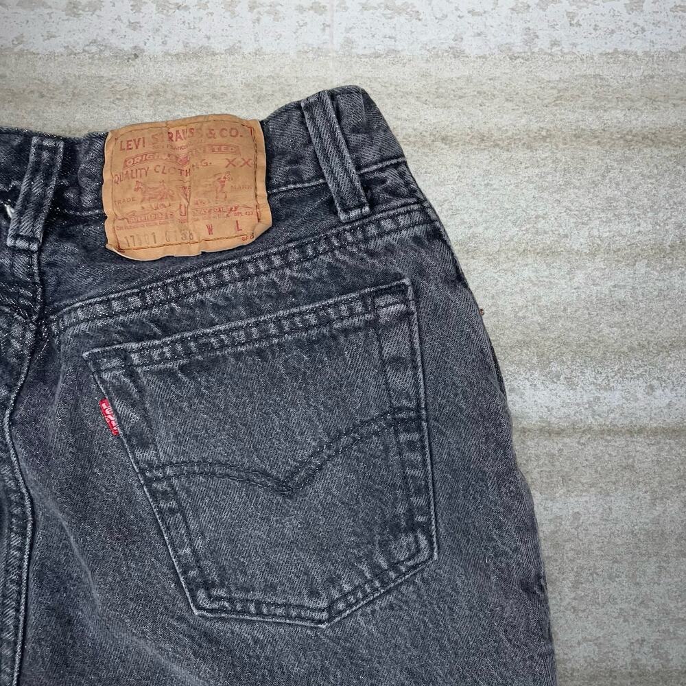 Vintage 80s Levis Jeans 501 28x30 Straight Fit Black Wash Made in USA Button Fly - Picture 3 of 6